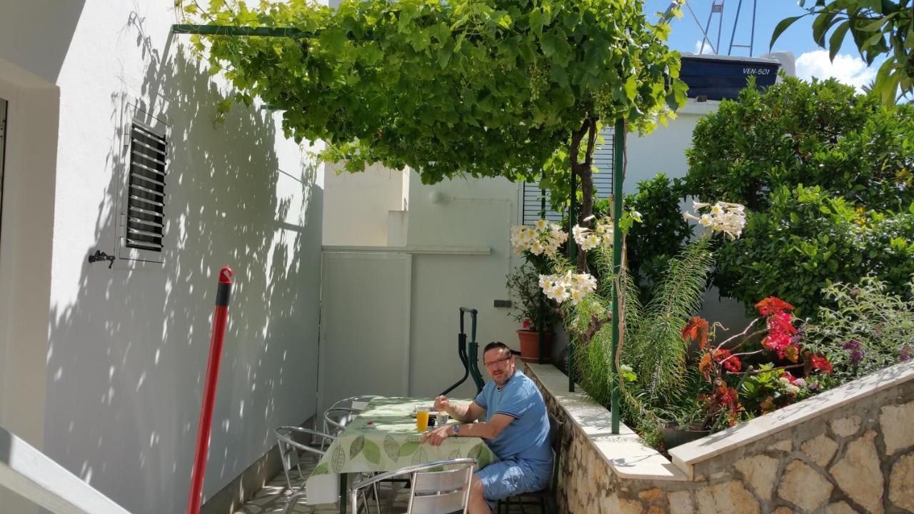 Apartments And Rooms With Parking Space Hvar - 15378 Хвар Екстер'єр фото